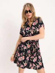 Wiskozowa sukienka mini z materiałowym paskiem w kwiaty - różowy. Czerwone sukienki damskie Sinsay, l, bez wzorów, z materiału, bez kołnierzyka, bez ramiączek, mini. Za 39.99 zł.