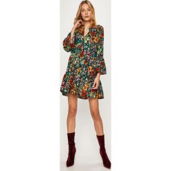 Only - Sukienka. Zielone sukienki damskie Only, na co dzień, bez wzorów, z materiału, casualowe, bez kołnierzyka, bez ramiączek, maxi, proste. W wyprzedaży za 119.90 zł.