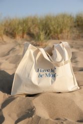 Torba typu shopper bag beżowa HAVE LESS BE MORE-UNI. Brązowe shopper bag damskie Marsala, bez wzorów, z bawełny, z nadrukiem, bez dodatków. Za 149.90 zł.