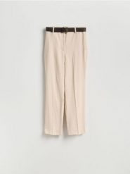 Spodnie z paskiem - złamana biel. Spodnie materiałowe damskie Reserved, bez wzorów, z tkaniny. Za 129.99 zł.