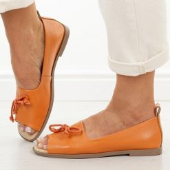 Pomarańczowe skórzane płaskie sandały damskie Dia 9019. Brązowe sandały damskie DiA, bez wzorów, z jeansu, bez obcasa, na płaskiej podeszwie. W wyprzedaży za 289.52 zł.