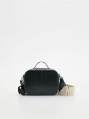 Torebka crossbody z brelokiem - czarny. Czarne torebki klasyczne damskie Reserved, bez wzorów, ze skóry, bez dodatków. W wyprzedaży za 89.99 zł.