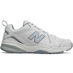 Buty sportowe New Balance WX608WB5 białe. Białe buty sportowe na co dzień damskie bez wzorów, z materiału. W wyprzedaży za 611.45 zł.