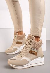 Ciemnobeżowe Botki na Koturnie w Streetwearowym Stylu Ozdobione Futerkiem Arabelline. Brązowe botki damskie Renee, z futra, eleganckie, bez obcasa, na koturnie, bez zapięcia. Za 99.99 zł.