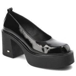 Czarne Półbuty Karino Eleganckie Lakierowane Obuwie Damskie. Czarne półbuty damskie Karino, bez wzorów, z lakierowanej skóry, eleganckie, bez obcasa, na obcasie. Za 379.00 zł.