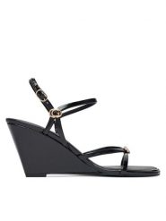 Guess Sandały FLTDVV PAF04 Czarny. Czarne sandały damskie Guess, z aplikacjami, ze skóry, bez obcasa, na koturnie. Za 494.99 zł.