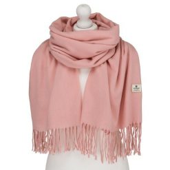 Duży szal damski w różowym kolorze, ozdobiony frędzlami - Peterson. Czerwone szaliki i kominy damskie Peterson, na jesień, bez wzorów. Za 54.99 zł.