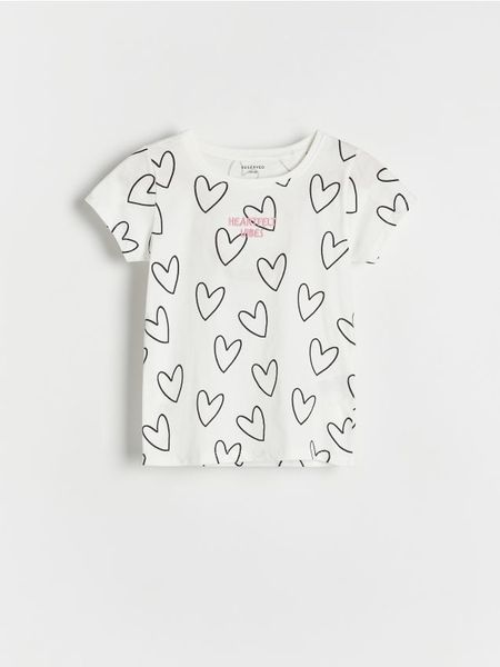 Bawełniany t-shirt w serca - złamana biel. Koszulki dziewczęce Reserved, bez wzorów, z bawełny, bez ramiączek. W wyprzedaży za 9.99 zł.