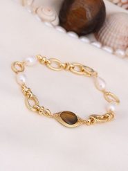 L'Atelier de Gaia Pozłacana bransoletka z tygrysim okiem i perłami rozmiar: onesize. Białe bransoletki damskie L'Atelier de Gaia, pozłacane. Za 73.99 zł.