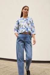 Bluza w kwiaty niebieska. Niebieskie bluzy bez kaptura damskie MOODO, l, z bawełny. Za 99.99 zł.