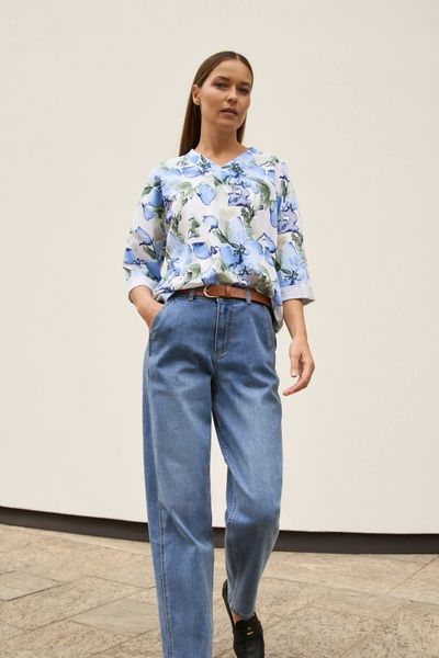 Bluza w kwiaty niebieska. Niebieskie bluzy bez kaptura damskie MOODO, l, z bawełny. Za 99.99 zł.