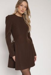 Brązowa Rozkloszowana Sukienka Ozdobiona Metaliczną Aplikacją Eleslie. Brązowe sukienki damskie Born2be, na co dzień, m, z aplikacjami, eleganckie, bez kołnierzyka, bez ramiączek, mini, rozkloszowane. Za 139.99 zł.