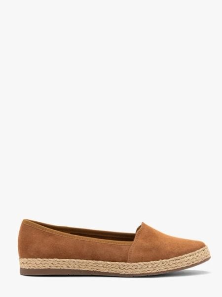 Rude welurowe espadryle. Brązowe espadryle damskie Ryłko, bez wzorów, ze skóry, bez obcasa, na płaskiej podeszwie. W wyprzedaży za 279.99 zł.