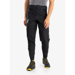Spodnie do biegania męskie Compressport Hurricane Waterproof 10/10 Pants. Czarne spodnie materiałowe męskie Compressport, bez wzorów, sportowe. Za 550.99 zł.