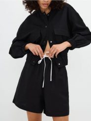 Szorty z kontrastową lamówką - czarny. Czarne szorty damskie Reserved, bez wzorów, z tkaniny. W wyprzedaży za 59.99 zł.