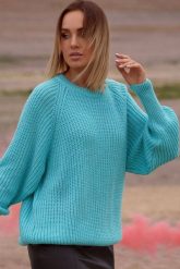Sweter damski z przędzy ze splotem w prążek reglanowe rękawy zielony. Zielone swetry klasyczne damskie Polskie swetry, l, ze splotem, bez kołnierzyka. Za 245.00 zł.