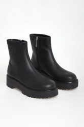 Botki damskie skórzane DKNY. Botki damskie DKNY, bez obcasa, bez zapięcia. W wyprzedaży za 584.35 zł.