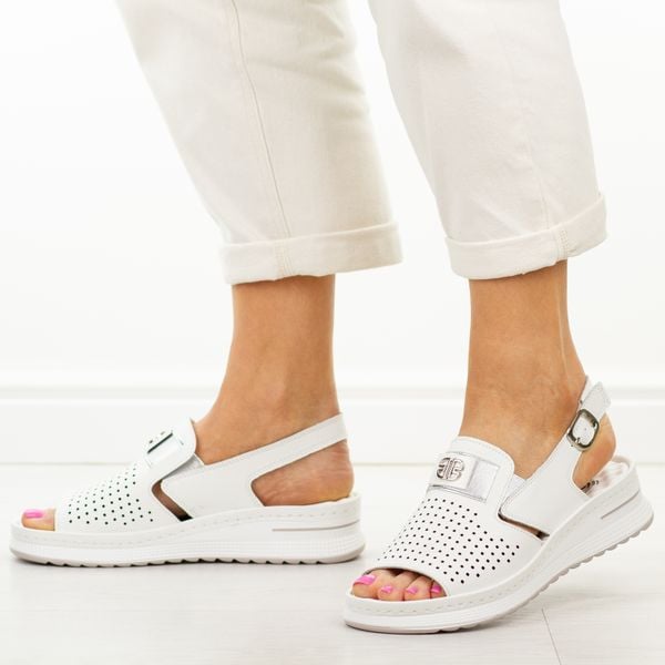 Białe skórzane sandały damskie Jezzi 9760. Białe sandały damskie Jezzi, z aplikacjami, z gumy, bez obcasa, na platformie. Za 229.00 zł.