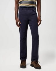 MESKIE SPODNIE WRANGLER REGULAR CHINO DARK NAVY 112371030. Niebieskie spodnie materiałowe męskie Wrangler, bez wzorów, z materiału. Za 219.99 zł.