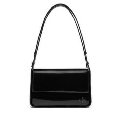 Torebka Calvin Klein. Czarne torebki klasyczne damskie CALVIN KLEIN, bez wzorów, bez dodatków. Za 449.99 zł.