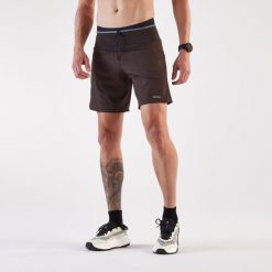 Spodenki do biegania w terenie męskie Kiprun Run 900 Ultra. Brązowe szorty męskie KIPRUN, ze skóry, bez kołnierzyka. Za 99.99 zł.