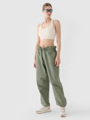 4F Spodnie casual parachute oversize damskie - oliwkowe/khaki M. Brązowe spodnie materiałowe damskie 4f, bez wzorów, z bawełny, casualowe. W wyprzedaży za 59.99 zł.
