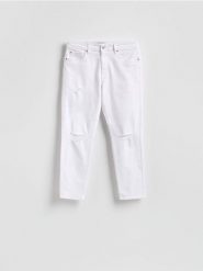 Jeansy carrot slim z przetarciami - biały. Białe jeansy męskie Reserved. Za 139.99 zł.
