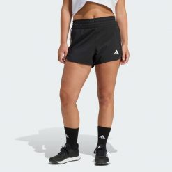 Szorty treningowe Pacer Workout Woven High Rise. Białe spodenki sportowe damskie Adidas, na fitness i siłownię. Za 149.00 zł.