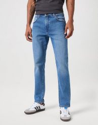 WRANGLER LARSTON MĘSKIE SPODNIE JEANSOWE JEANSY DŻINSY GARNER BLUE W112350846. Niebieskie jeansy męskie Wrangler. Za 229.99 zł.