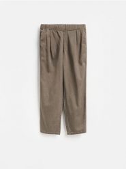 Spodnie loose carrot - brązowy. Brązowe spodnie materiałowe męskie Reserved, bez wzorów, z bawełny. Za 129.99 zł.