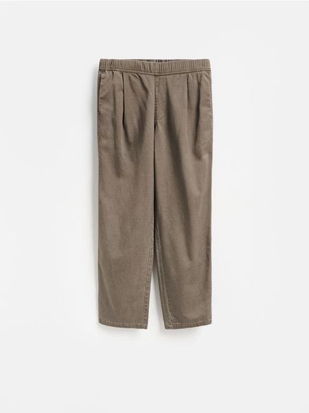 Spodnie loose carrot - brązowy. Brązowe spodnie materiałowe męskie Reserved, bez wzorów, z bawełny. Za 129.99 zł.