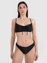 4F Góra od bikini damska - czarna M. Czarne bikini damskie 4f, bez wzorów. W wyprzedaży za 69.99 zł.