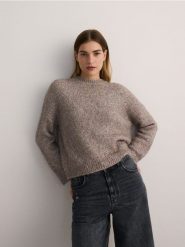 Sweter z metalizowaną nitką - wielobarwny. Swetry klasyczne damskie Reserved, l, z dzianiny, bez kołnierzyka. W wyprzedaży za 59.99 zł.