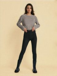 Legginsy soft touch z dekoracyjną klamrą w pasie oraz przeszyciami - czarny. Czarne legginsy damskie Sinsay, l, bez wzorów. Za 39.99 zł.