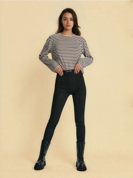 Legginsy soft touch z dekoracyjną klamrą w pasie oraz przeszyciami - czarny. Czarne legginsy damskie Sinsay, l, bez wzorów. W wyprzedaży za 29.99 zł.