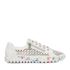 Półbuty Rieker. Białe półbuty damskie Rieker, bez wzorów, bez obcasa, na płaskiej podeszwie. Za 379.99 zł.