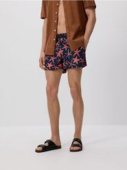 Wzorzyste szorty plażowe - szary. Szare szorty męskie Reserved, z tkaniny, bez kołnierzyka. W wyprzedaży za 49.99 zł.