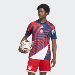 Koszulka rozgrzewkowa FC Bayern 26/27. Czerwone t-shirty sportowe męskie Adidas, l, z dzianiny, bez ramiączek, na fitness i siłownię, climacool (adidas). Za 299.00 zł.