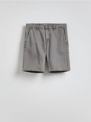 Szorty jeansowe slim fit - jasnoszary. Szare szorty męskie Reserved, z denimu, bez kołnierzyka. W wyprzedaży za 89.99 zł.