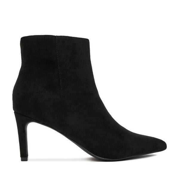 Botki JENNY. Czarne botki damskie Jenny, bez obcasa, na szpilce, bez zapięcia. Za 159.99 zł.