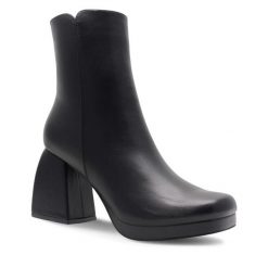 Botki DeeZee. Czarne botki damskie DeeZee, bez obcasa, na słupku, bez zapięcia. Za 159.99 zł.