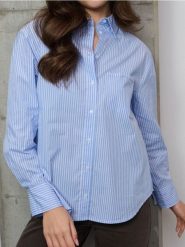 Bawełniana koszula w paski - wielobarwny. Koszule damskie Sinsay, l, bez wzorów, z bawełny, bez kołnierzyka, bez ramiączek. Za 39.99 zł.