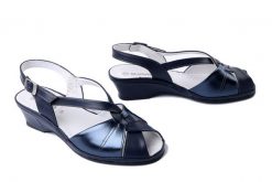SUAVE 710233-05 blau, sandały damskie. Niebieskie sandały damskie Suave, bez wzorów, ze skóry, bez obcasa, na koturnie. Za 299.92 zł.