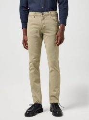 MESKIE SPODNIE WRANGLER GREENSBORO DARK TEA 112362437. Spodnie materiałowe męskie Wrangler, bez wzorów. Za 219.99 zł.