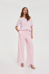 Garniturowe spodnie rożowe. Czerwone spodnie materiałowe damskie MOODO, bez wzorów, z elastanu. Za 159.99 zł.