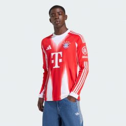 Koszulka podstawowa z długimi rękawami FC Bayern 25/26. Czerwone t-shirty sportowe męskie Adidas, bez ramiączek, do piłki nożnej. Za 479.00 zł.