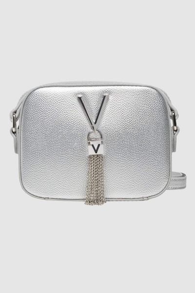 VALENTINO Srebrna torebka Divina Camera Bag SS26. Szare torebki klasyczne damskie Valentino by Mario Valentino, bez wzorów, małe, bez dodatków. W wyprzedaży za 171.99 zł.