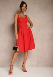 Czerwona Sukienka o Rozkloszowanym Fasonie z Kokardą na Tyle Soneritia. Czerwone sukienki damskie Renee, m, bez wzorów, eleganckie, bez kołnierzyka, bez ramiączek, midi, rozkloszowane. Za 149.99 zł.