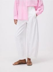 Spodnie barrel leg - biały. Białe spodnie materiałowe damskie Reserved, bez wzorów, z bawełny. Za 139.99 zł.