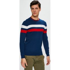 Guess Jeans - Sweter. Niebieskie swetry męskie Guess Jeans, m, z aplikacjami, z bawełny, bez kołnierzyka. W wyprzedaży za 179.90 zł.
